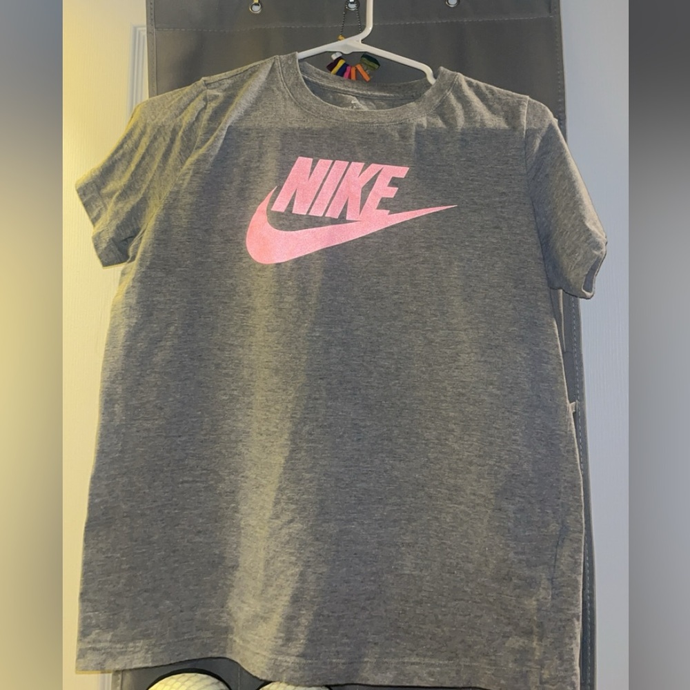Girls Nike short sleeve shirt, Size XL